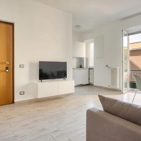 Just Urban - Bright Flat Solari Area - 2 Min Metro M4 Apartament